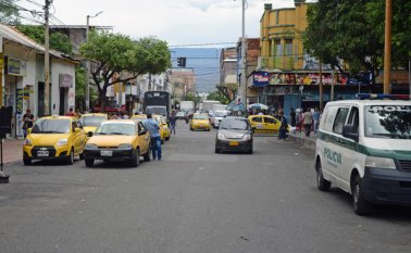 En la avenida 8 con calle octava, parque Mercedes Ábrego, los taxistas se estacionan en dos y hasta tres cuartas partes de la calzada, ocasionando traumas en la movilidad sin que nadie les diga nada. Rodrigo Sandoval