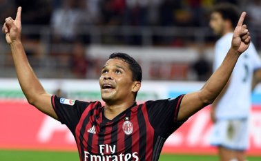 Carlos Bacca una vez más fue figura con el AC Milan, al anotar el primer gol en la victoria de su equipo 2-0 sobre Lazio, en el inicio de la quinta fecha del ‘calcio’. AP