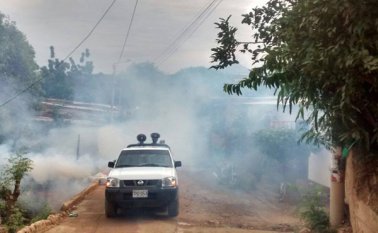 Por los barrios han ido fumigando luego de haber hecho inspecciones a las viviendas con el fin de erradicar los criaderos del zancudo Aedes Aegypti. El efecto de la fumigación dura tres días. Cortesía