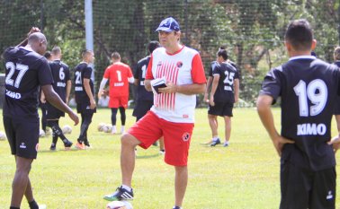 Fernando Velasco ayer su primer encuentro con el grupo de jugadores del Cúcuta Deportivo, del cual dijo tiene las condiciones para dar pelea en los cuadrangulares finales. César Obando