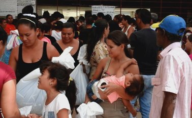 Las primeras 610 ayudas se repartieron en el megacolegio Bicentenario, entre la ciudela El Progreso y Antonia Santos. Colprensa