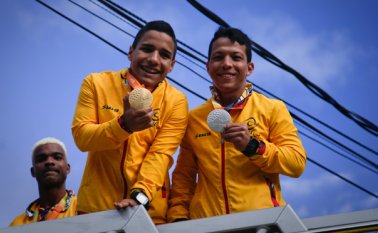 El triple medallista en natación, Carlos Serrano, oro, plata y bronce, dijo en rueda de prensa que se sentía muy orgulloso de todo el trabajo que hizo junto a su entrenador. Colprensa