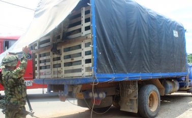 El Ejército descubrió el combustible ilegal en dos camiones y dos carros. Ejército