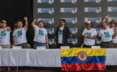 "Informamos al país, a los gobiernos y pueblos del mundo que los guerrilleros y guerrilleras delegados a la conferencia han dado su respaldo unánime al acuerdo final de La Habana", dijo el jefe rebelde. AFP