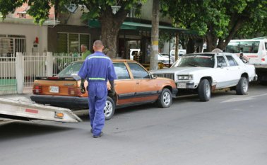 Todos los carros abandonados en las vías serán retirados por Tránsito y llevados a los patios.  Alfredo Estévez