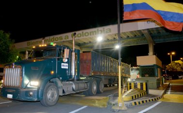 Las autoridades de Colombia y Venezuela confían en que la reanudación del transporte de carga internacional, que en la fase inicial se hará en horario nocturno, pronto se pueda llevar a cabo también de día. Rodrigo Sandoval