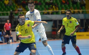 El balón de la Fifa rebota, el del microfútbol tradicional es el que se deja pisar mejor, el de los barrios. Colprensa