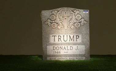 La obra en la losa de 227 kilos fue hecha por el artista Brian Andrew Whiteley. AP