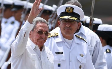 Con la mano levantada a la prensa que lo esperaba en la terminal aérea, el líder cubano, que no dio declaraciones, abordó un automóvil que lo recogió en la pista. AFP