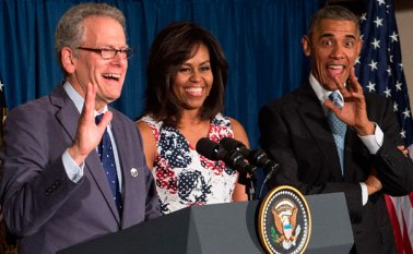 El presidente estadounidense Barack Obama (derecha), la primera dama Michelle Obama (centro) y Jeffrey DeLaurentis, el nuevo embajador de EEUU en la Cuba. AFP
