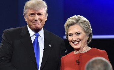 Hillary Clinton logró poner a Donald Trump a la defensiva en el primer debate, increpándole por sus insultos a minorías, cambios de posición y negativa a mostarr sus declaraciones de impuestos. AFP