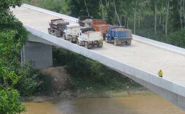 Reemplazará un peligroso puente que está en desuso y apenas es utilizado por algunos transeúntes. Cortesía