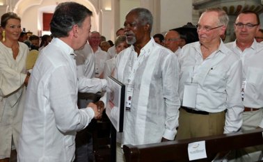 Encuentro del presidente Santos con Kofi Annan, exsecretario general de la ONU, antes de la ceremonia litúrgica en la iglesia San Pedro Claver. Presidencia de Colombia