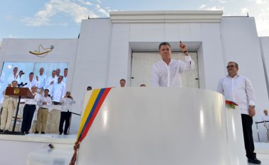 Según lo establecido en el Acuerdo de Paz, el ‘Día D’ debía ser considerado el momento en el que se produjera la firma de lo pactado por parte del presidente Juan Manuel Santos y el comandante máximo de las Farc, Rodrigo Londoño Echeverri, Timochenko. Presidencia de Colombia