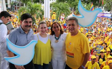 La multitudinaria concentración fue la oportunidad para reunir a Víctor Suárez, concejal de Cúcuta y principal apoyo de César Rojas; Paola Suárez y Omaira González, hija y esposa de Ramiro Suárez, y José Luis Duarte, diputado. Cortesía