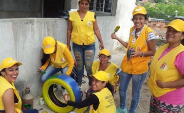 No solo embellecen la ciudad, también son las artífices del decorado de los parques, hecho a partir de materiales reciclables que encuentran en sus labores de limpieza. Edinsson Figueroa