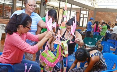 Mujeres cabeza de hogar de los barrios populares de Cúcuta son las que están creando la decoración navideña que lucirá Cúcuta este año. Edinsson Figueroa