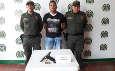 El hombre fue puesto a disposición de la Fiscalía General de la Nación por el delito de fabricación, tráfico y porte de armas de fuego y municiones.
  Policía