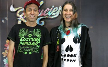 Andrea Echeverri y Héctor Buitrago, de Aterciopelados, posan para una foto previo al inicio de una conferencia de prensa en la Ciudad de México. AP