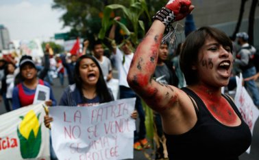 Manifestantes cantaron durante la marcha en conmemoración del 48 aniversario de la masacre de Tlatelolco en la Ciudad de México. AP