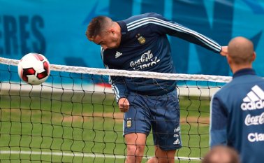 Las eliminatorias suramericanas al Mundial de Rusia 2018, vivirán una jornada intensa por los primeros lugares de la tabla, donde Argentina, Uruguay y Brasil, buscarán afianzarse más en la cima. AFP