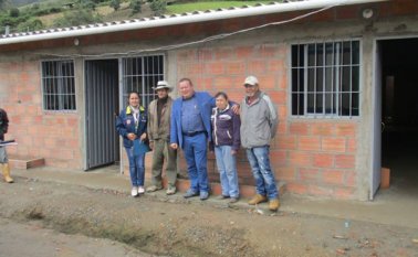 El alcalde de Chitagá, Fredy Quintero, les entregó las casas a Alina Mogollón y Luis Mogollón. Cortesía