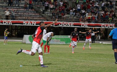 Con un pobre marco de público que no superó los 400 espectadores, el Cúcuta Deportivo cortó anoche una racha de ocho partidos sin ganar y sumó una nueva victoria en el torneo de la B, que lo mantiene con posibilidades de clasificar a los cuadrangulares finales. Mario Caicedo