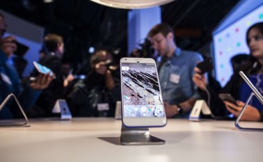 Google gana la mayor parte de sus ingresos de software de internet y anuncios digitales, pero está colocando más énfasis en hardware, en la competencia por ganar la atención del consumidor. AFP