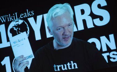 Julian Assange, fundador de WikiLeaks, habló en una videoconferencia en Berlín. AFP