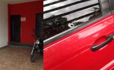 Huellas de los disparos quedaron en un carro y en las paredes de la casa. La Opinión