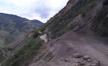 Los habitantes exponen su vida al pasar cerca al derrumbe. Cortesía