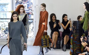 Las modelos presentan las actuales creaciones de Louis Vuitton durante el espectáculo colección de moda en París. AFP