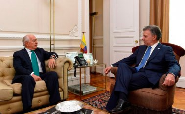El presidente Juan Manuel Santos recibió ayer en la Casa de Nariño al expresidente conservador Andrés Pastrana, otro de los críticos del proceso de paz con las Farc. Presidencia