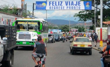 Transporte binacional antes del cierre de frontera. Archivo La Opinión