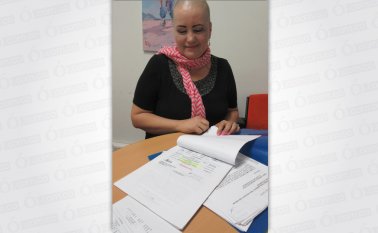 Albertina Omaña muestra los soportes de trámites que ha adelantado en busca de la atención que hasta ahora no le ha brindado la EPS Cafesalud. Orlando Carvajal