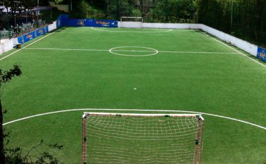 La grama sintética es un recubrimiento para pisos que imita al césped natural y que es fabricada con fibras y materiales sintéticos. Cortesía