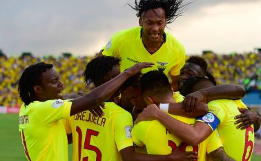 Los ecuatorianos ascendieron momentáneamente a la segunda posición, para escoltar a Uruguay mientras que los chilenos continúan con 11 puntos. AFP