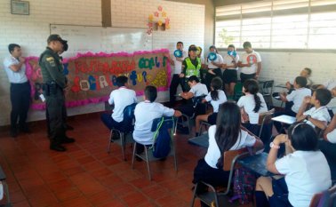 Durante el año, la Policía realiza acciones de prevención dentro y fuera de las instituciones educativas en busca de preservar entornos sanos para los estudiantes. Colprensa