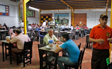 Con la propuesta, tal como quedó aprobada, el Gobierno espera que se corrijan cargas fiscales como la del aguardiente, que tiene 50% de la participación del mercado, esperando reducir la carga impositiva, cercana a 35%. Archivo