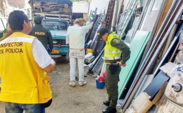 Los inspectores urbanos de Cúcuta y la Policía empezaron desde ayer las labores de notificación del traslado a otro lugar a cada uno de los 20 propietarios de las chatarrerías que funcionan en el centro. Obando