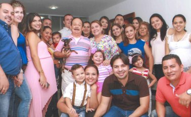 El cumpleañero celebró al lado de su familia. Cortesía