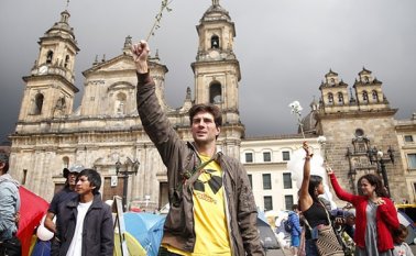 En Bogotá, en la Plaza de Bolívar, permanecen varias personas acampando. Colprensa