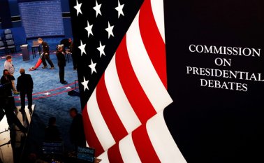 Clinton tratará de reforzar su imagen de mujer de Estado, mientras Trump podría verse limitado a aplicar una estrategia de reducción de daños. AFP