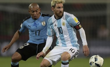 El seleccionador argentino afirmó no sentirse preocupado por algunos ataques de la prensa a Messi. AFP