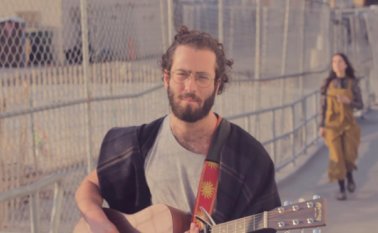 Salomón es un mensajero de cuentos de hadas y melodías pegajosas que combinan el folclor y el feeling de sus raíces caribeñas con el urbanismo y el humor de la gran manzana. Cortesía