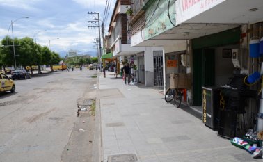 Desde la madrugada del lunes, la Policía y la Alcaldía impidieron el arribo de ventas callejeras a la avenida Sexta, motivo por el cual los ciudadanos pudieron movilizarse sin ningún obstáculo por los andenes. Rodrigo Sandoval
