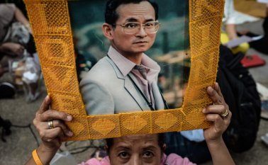 entenares de tailandeses se han congregado en las afueras del hospital. AFP