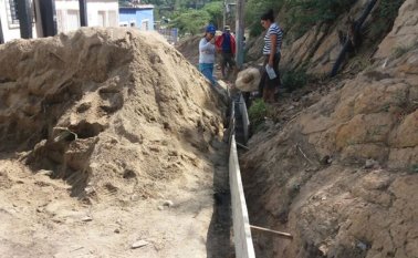 Desde esta semana los habitantes recibieron los materiales para iniciar la construcción de los sardineles de la calle 28 del barrio Rudesindo Soto. Cortesía