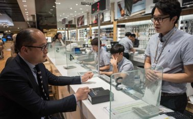 Habitantes de seúl continuaron devolviendo su Note 7, tras la falla que presenta el teléfono en la batería, los propietarios del móvil pueden obtener el reembolso o cambiar el aparato por otro modelo de la marca. AFP
