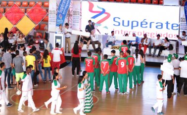 Los deportistas de Norte de Santander (izq.) no pudieron contar con los uniformes de presentación en la inauguración de los Juegos Supérate Intercolegiados, que se desarrollaron hasta el jueves en la capital nortesantandereana. César Obando